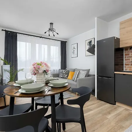 Idealny Dla Rodzin Z Balkonem I Dwiema Sypialniami W Katowicach By Renters Apartamento