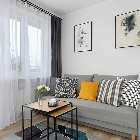 Idealny Dla Rodzin Z Balkonem I Dwiema Sypialniami W Katowicach By Renters Катовіце