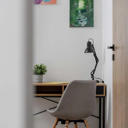 Idealny Dla Rodzin Z Balkonem I Dwiema Sypialniami W Katowicach By Renters 카토비체