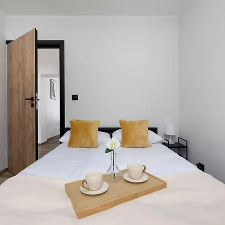 Idealny Dla Rodzin Z Balkonem I Dwiema Sypialniami W Katowicach By Renters Apartamento