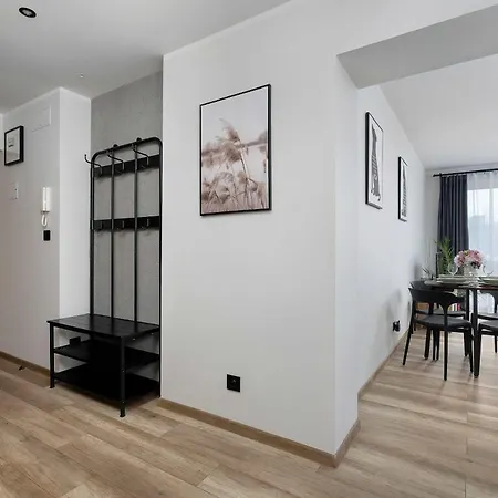 Idealny Dla Rodzin Z Balkonem I Dwiema Sypialniami W Katowicach By Renters