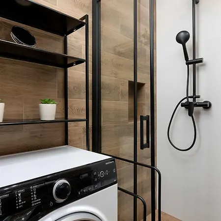 Idealny Dla Rodzin Z Balkonem I Dwiema Sypialniami W Katowicach By Renters 카토비체