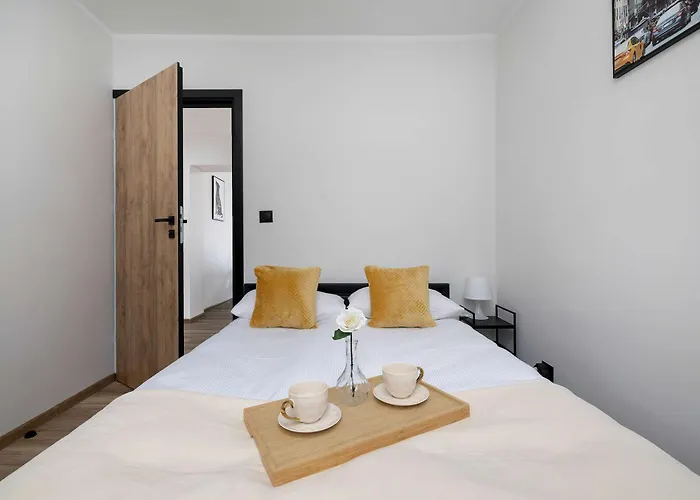 Idealny Dla Rodzin Z Balkonem I Dwiema Sypialniami W Katowicach By Renters Apartamento