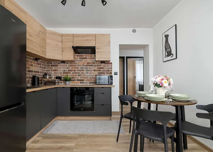 Idealny Dla Rodzin Z Balkonem I Dwiema Sypialniami W Katowicach By Renters *